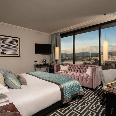The Fitzwilliam Hotel Belfast Exterior foto A bedroom at the hotel