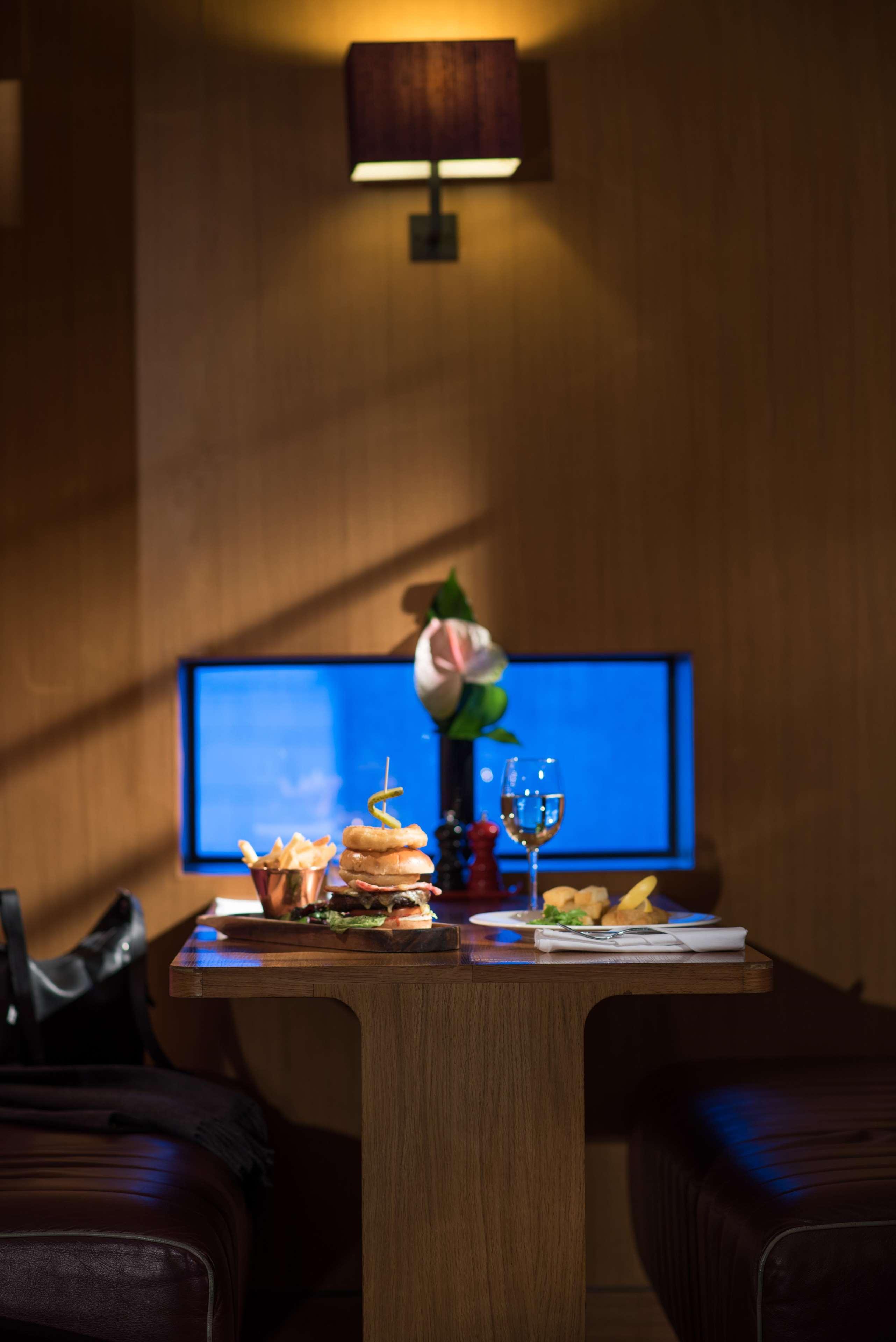The Fitzwilliam Hotel Belfast Exterior foto Room service