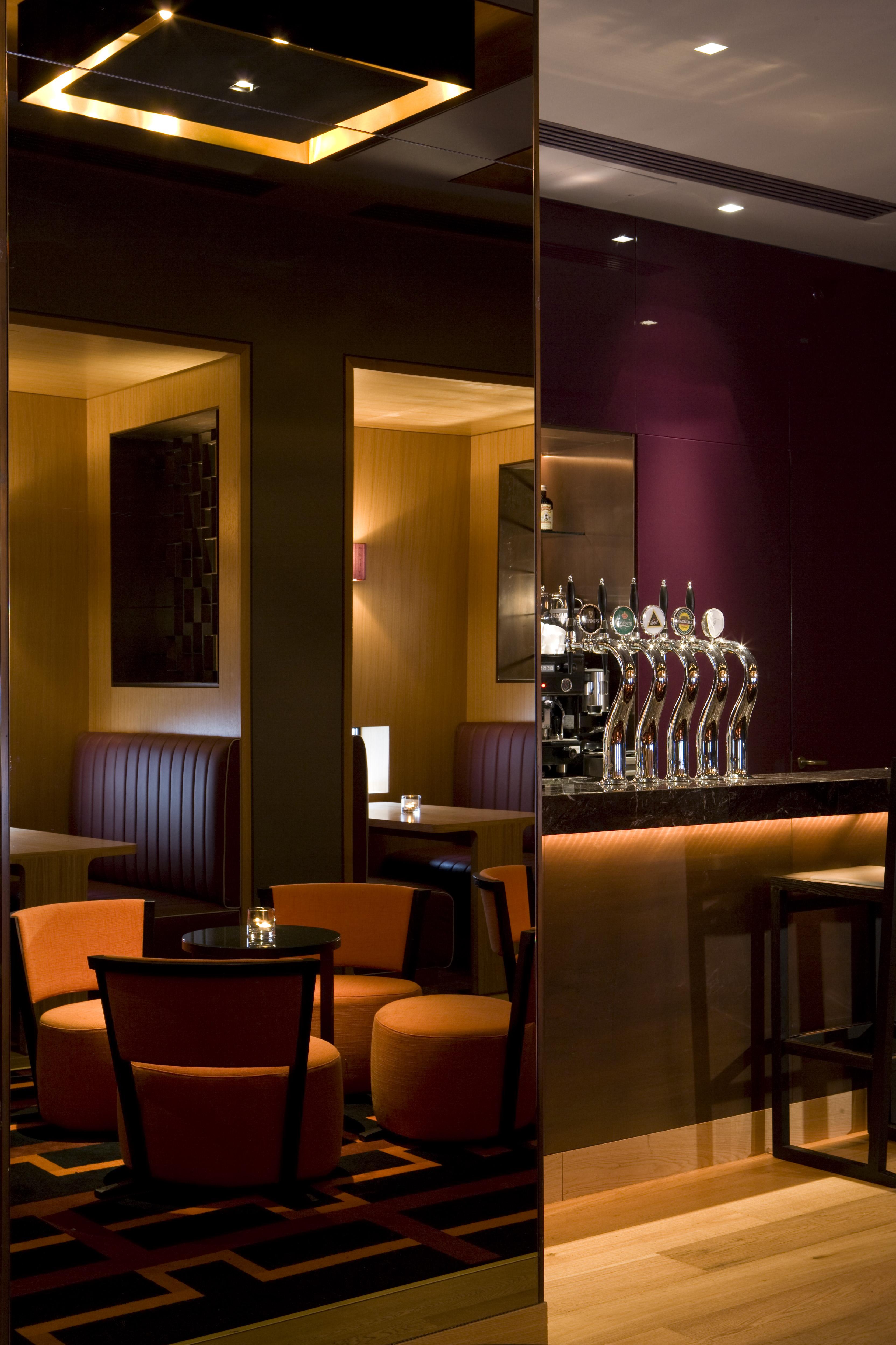 The Fitzwilliam Hotel Belfast Exterior foto The bar at the hotel