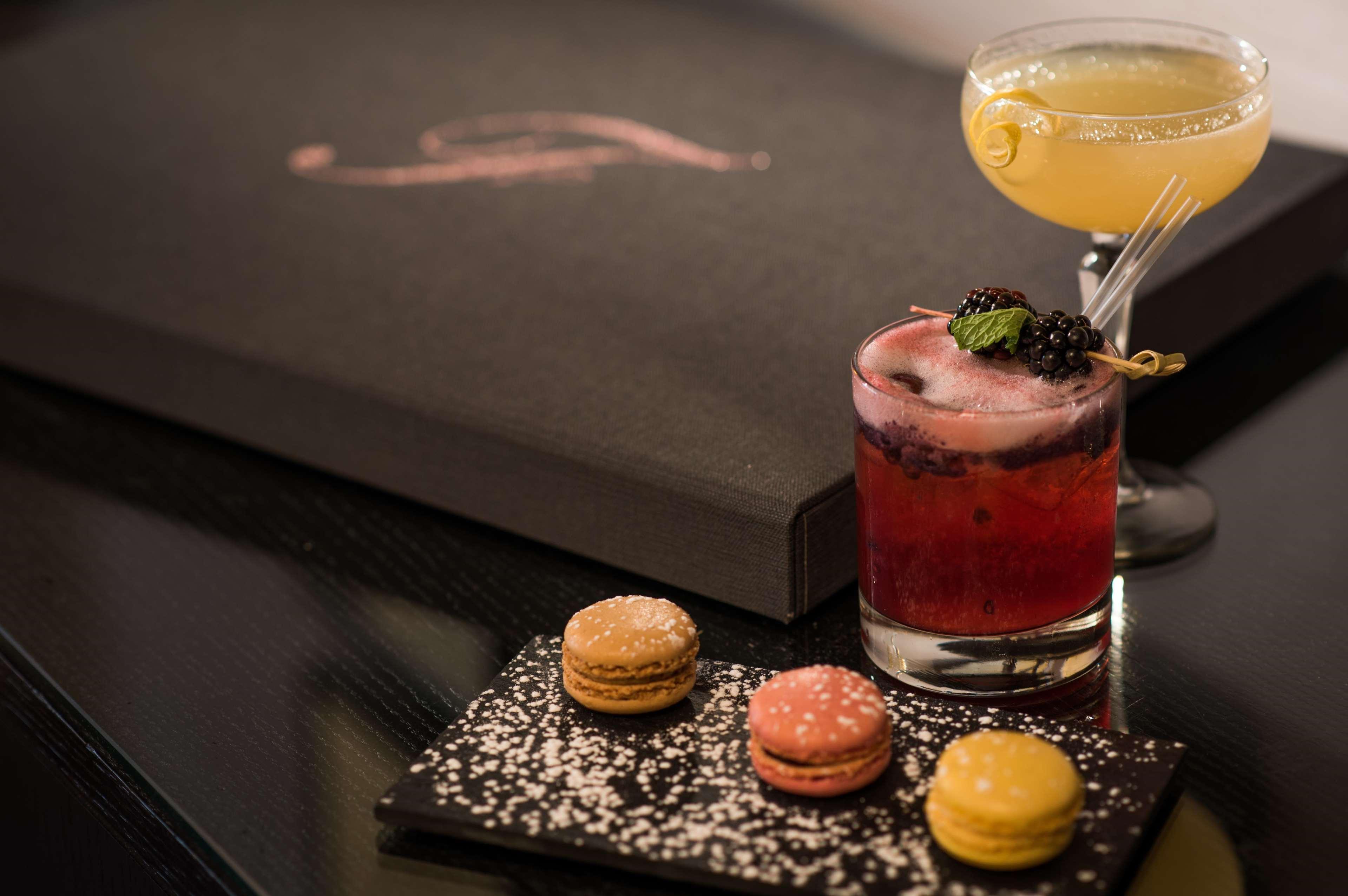 The Fitzwilliam Hotel Belfast Exterior foto A cocktail at the bar