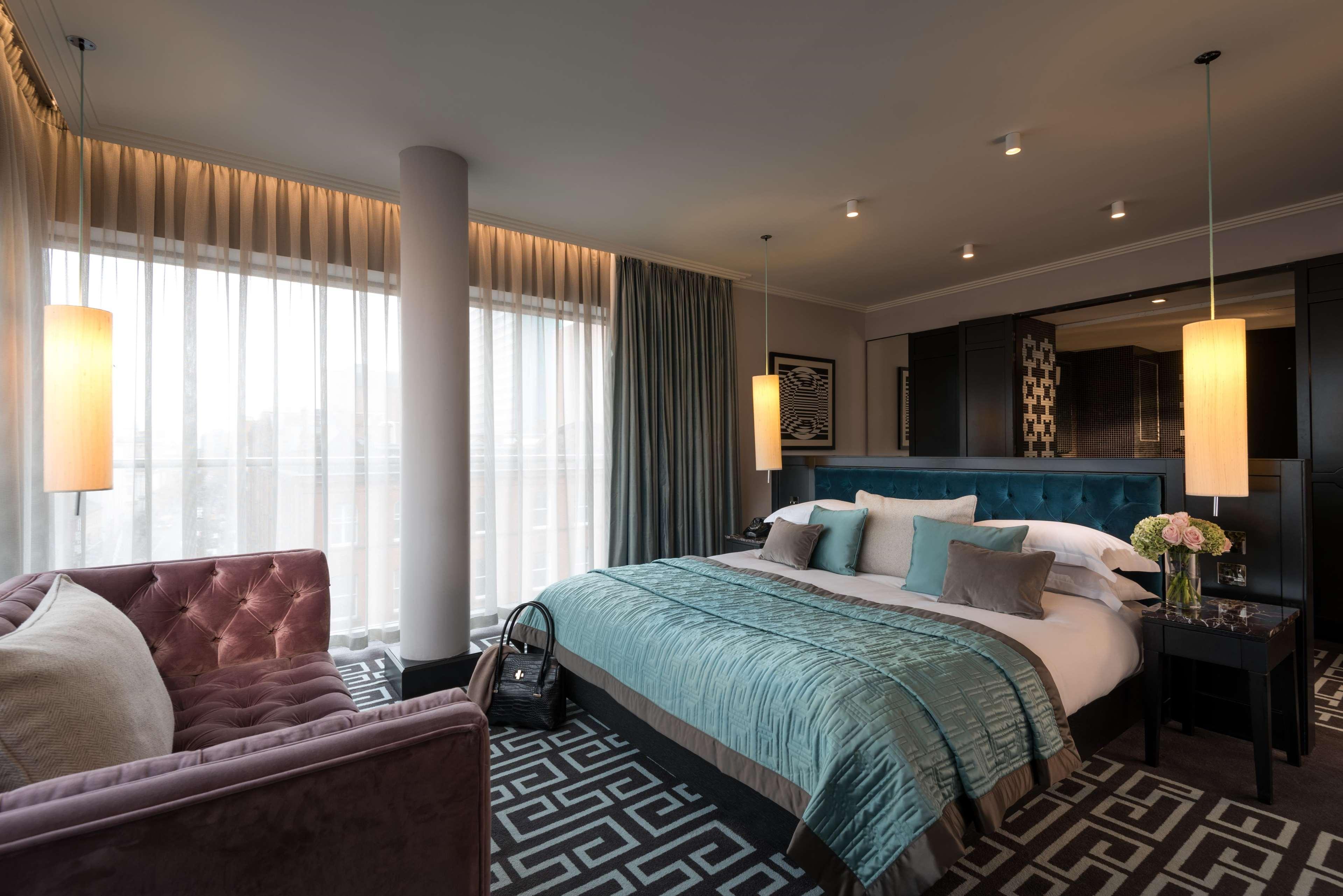 The Fitzwilliam Hotel Belfast Exterior foto A bedroom at the hotel
