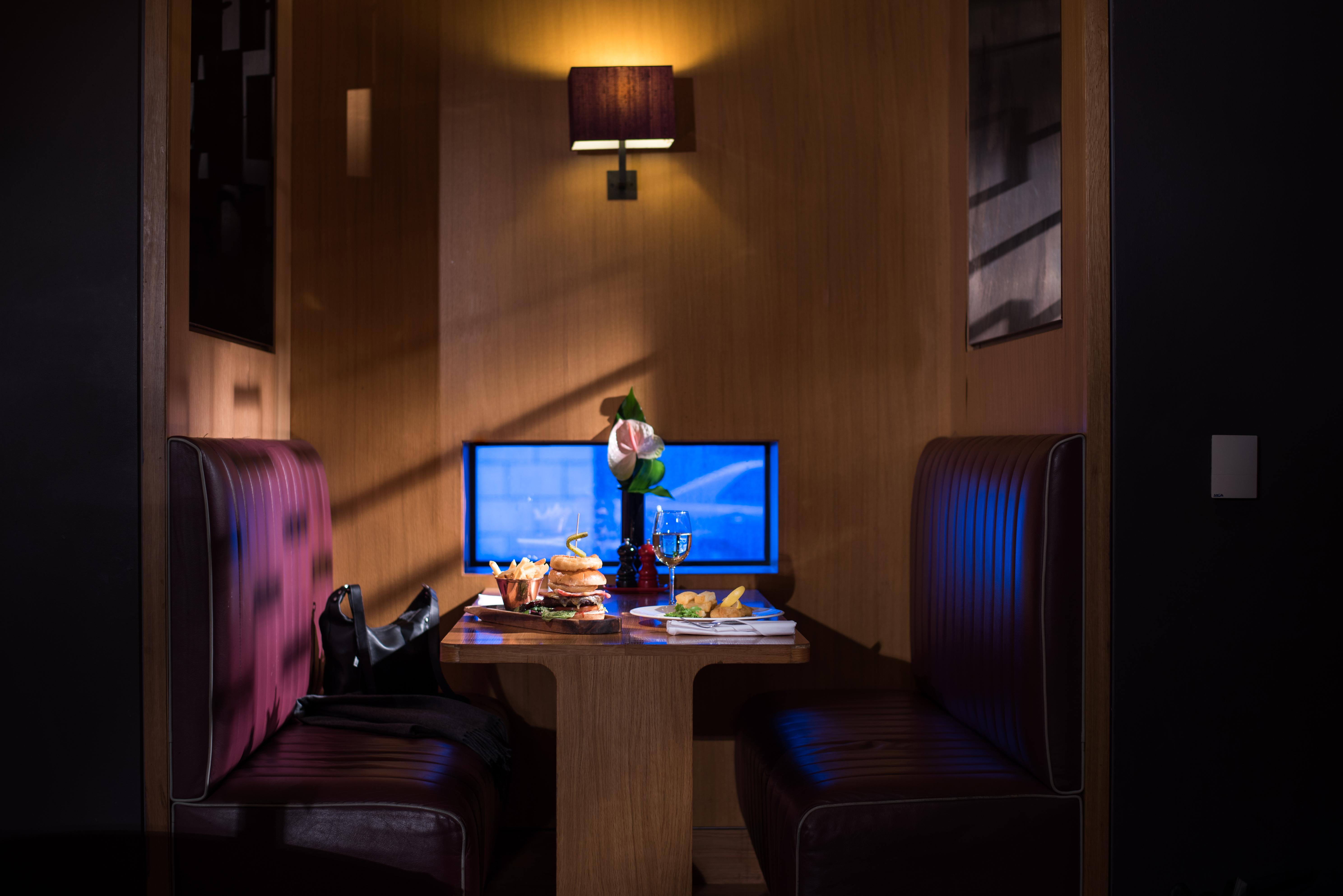 The Fitzwilliam Hotel Belfast Exterior foto A private booth at the restaurant